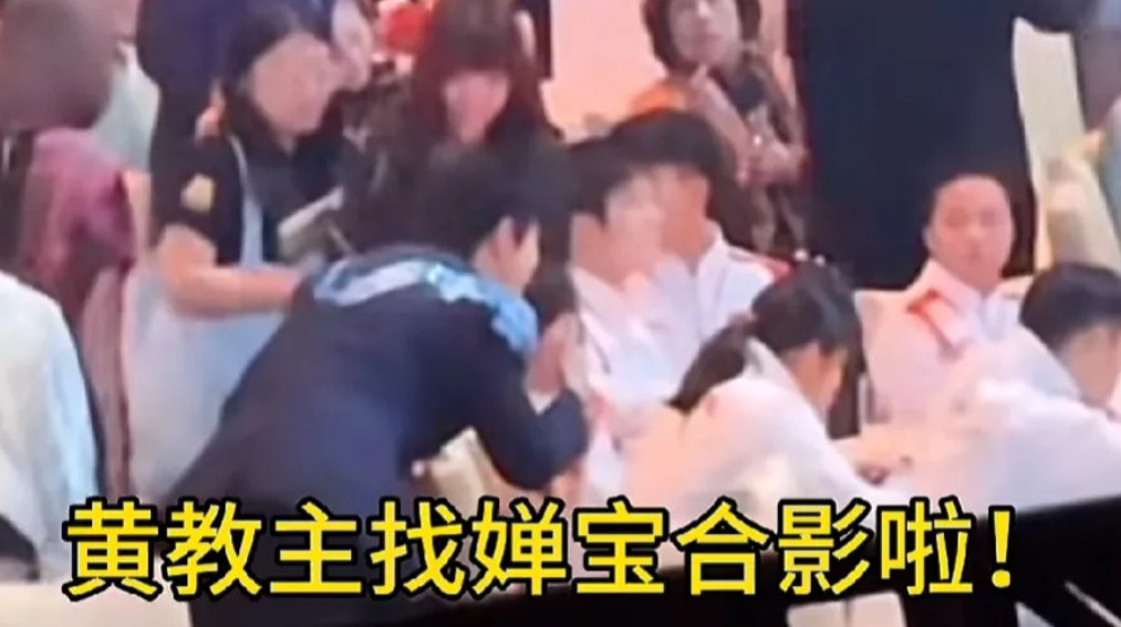 陈梦表哥黄晓明主动去找全妹合影的，婵宝好受明星们的欢迎和喜爱啊，全红婵这一晚忙的