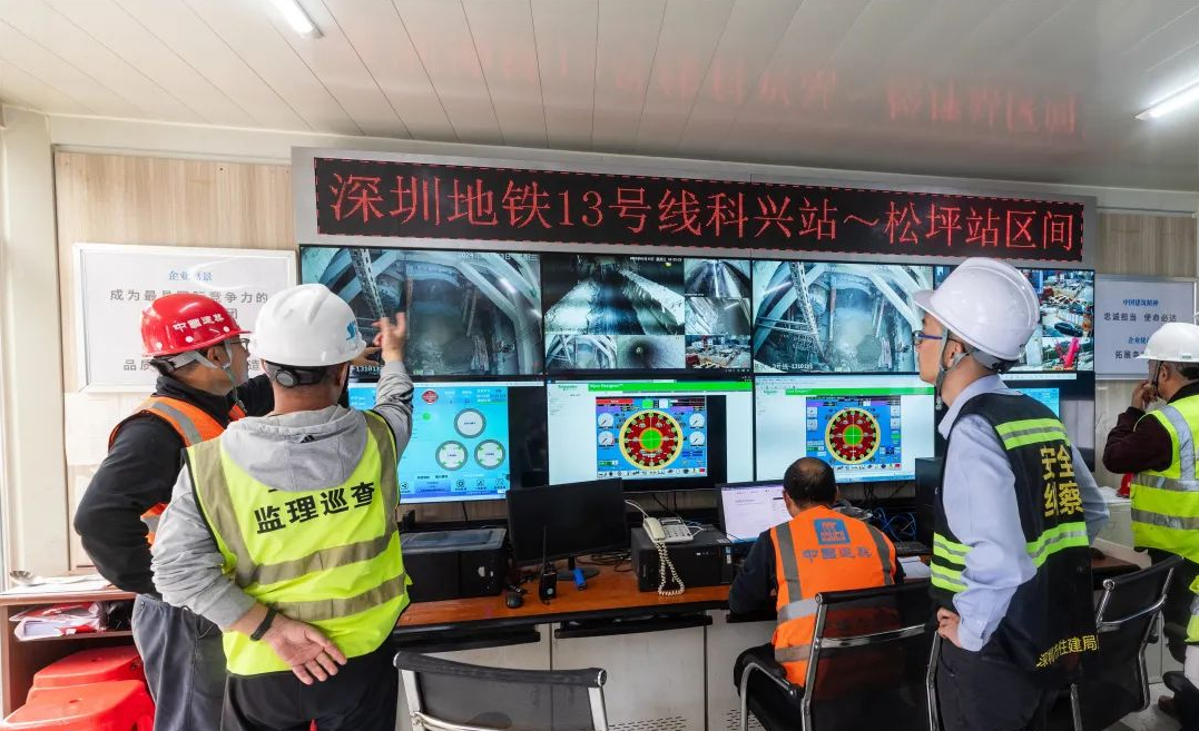 深圳市民终于可以放心了，被称为“十三难”的深圳地铁13号线终于全线贯通了，今年通