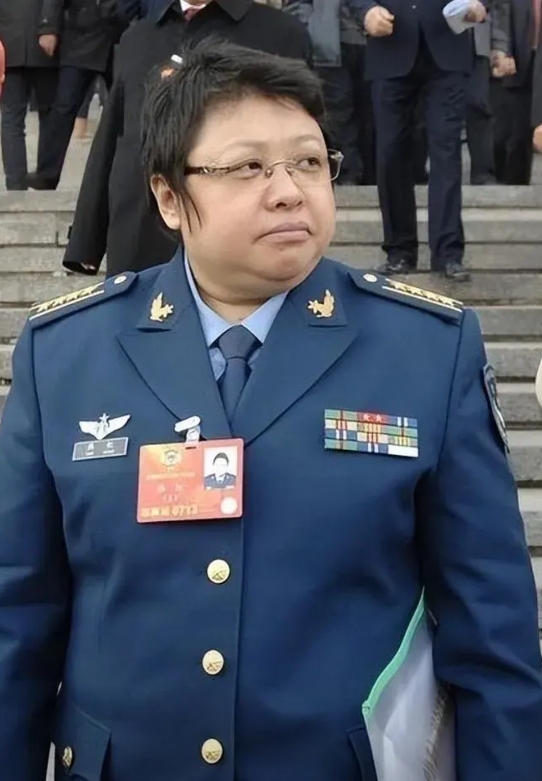 很多人好奇韩红为什么有时候穿的是文职干部的军服，有时候穿的是现役军官的军服？
