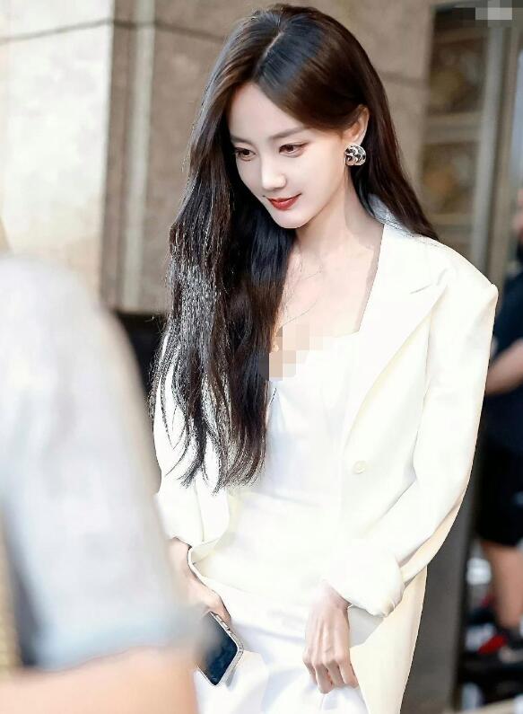 李一桐身材超棒，线条美比例好，戏里挤衣服超有魅力，真是迷人极了

李一桐在荧幕上