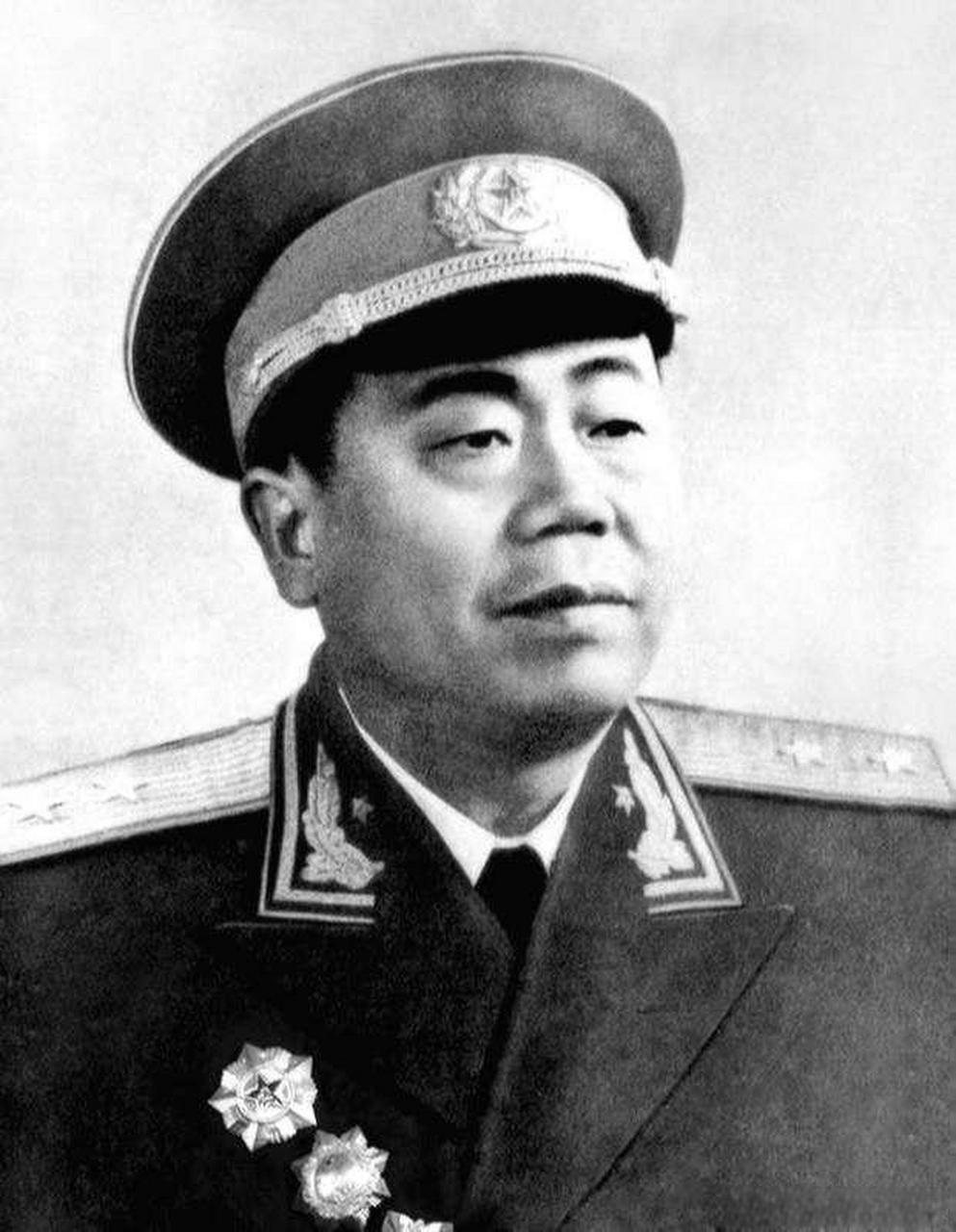 1947年，我军师长聂凤智在莱芜战役中俘获了一名国民党军长，聂凤智正要提审这位军
