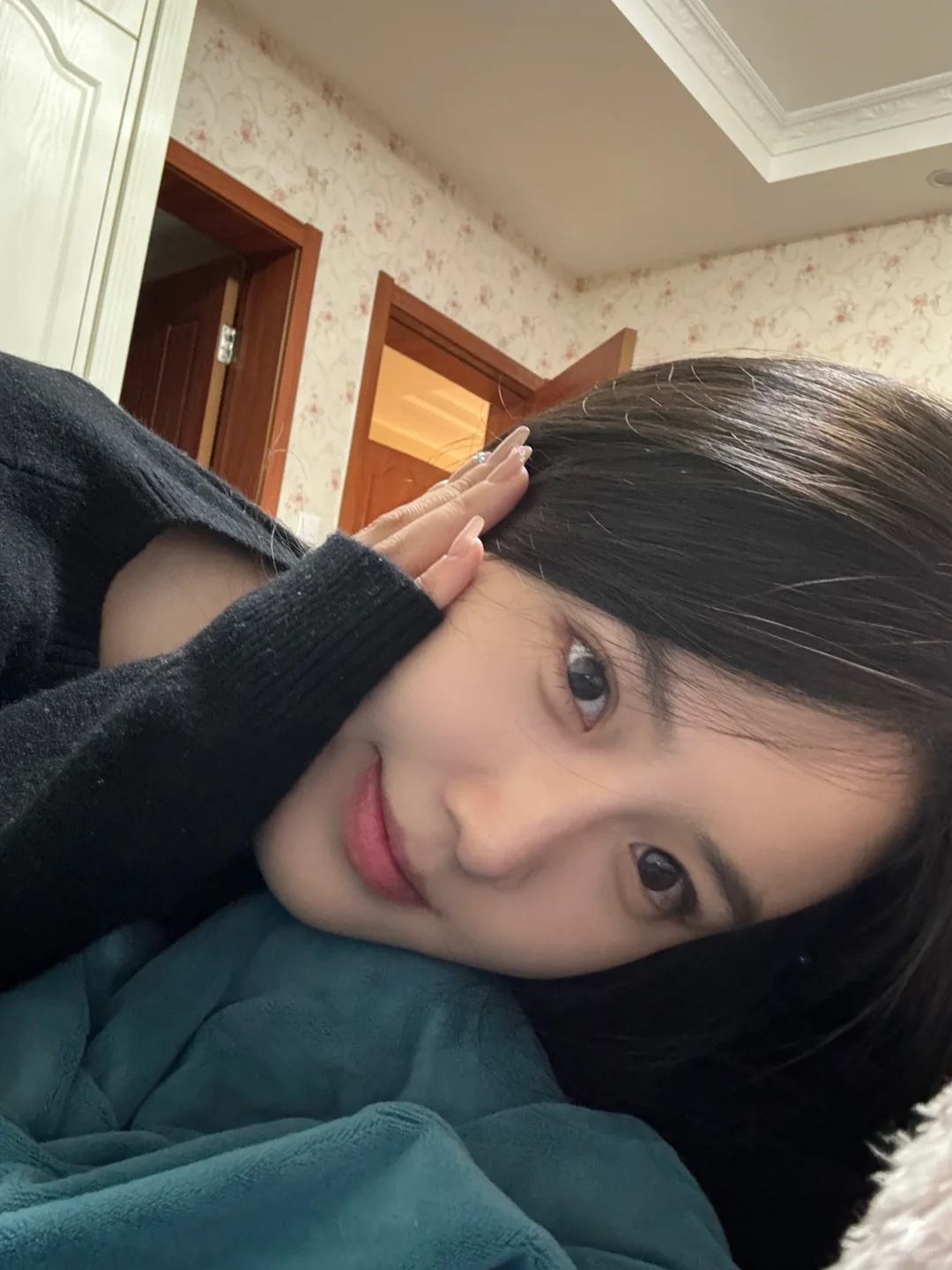 横屏食用🤳
有点喜欢今日份自拍～
现在化妆真嘟越来越懒了
打个粉底画个眉毛卧蚕