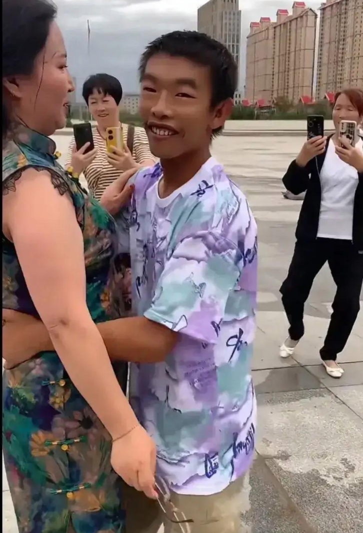 甘肃这小伙，才十多岁，
又不去念书，每天不务正业，
就是在广场上，
专门和这些五