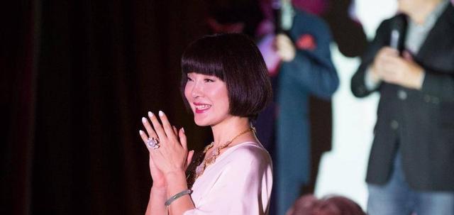 背叛丈夫和医生相好，转移丈夫12亿，靠一首歌在春晚爆红的她真狠（我背叛了老公怎么能给他找回尊严）-第5张图片-九妖电影