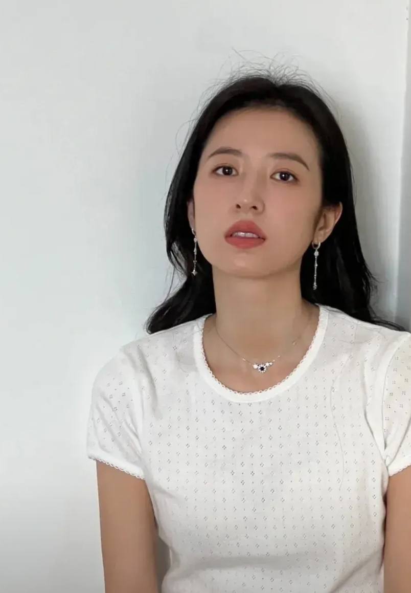 周雨彤为什么被全网黑，下面这几个行为就可以看出被黑不是没有理由。
第一，过于爱男