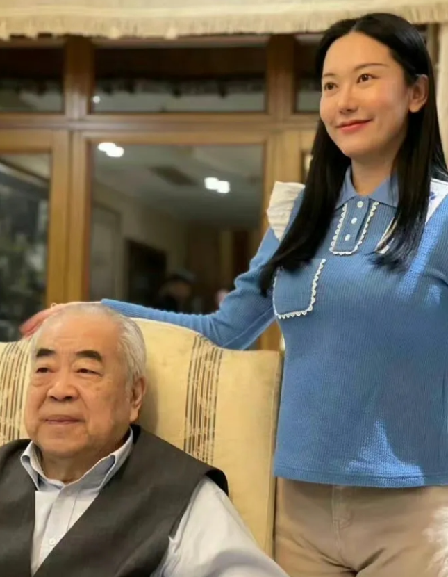 86岁范曾的第四任娇妻名叫徐萌，1988年生人。与范曾的年龄差，不多不少刚刚50
