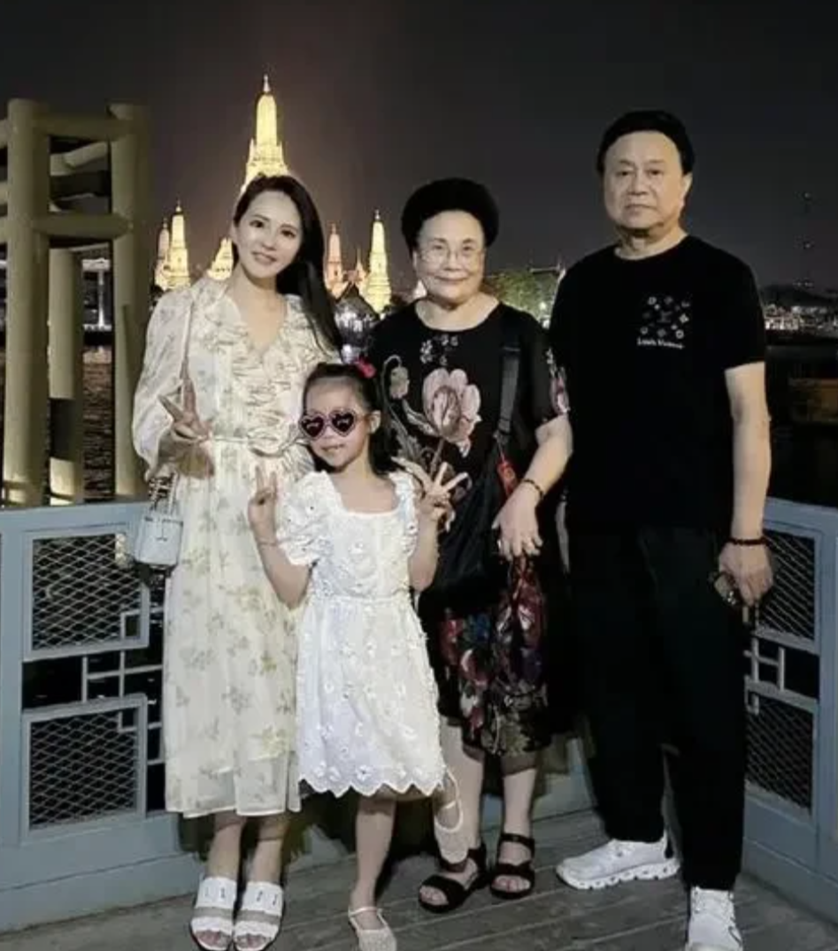 有次伊能静拍戏太累了，回到家连饭都没力气吃，她公公看见后，立刻放下筷子说：“这戏