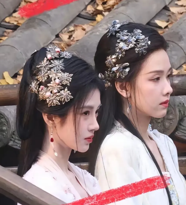 陈都灵和鞠婧祎的妆扮差不多，但一个看起来像小姐，一个像丫鬟