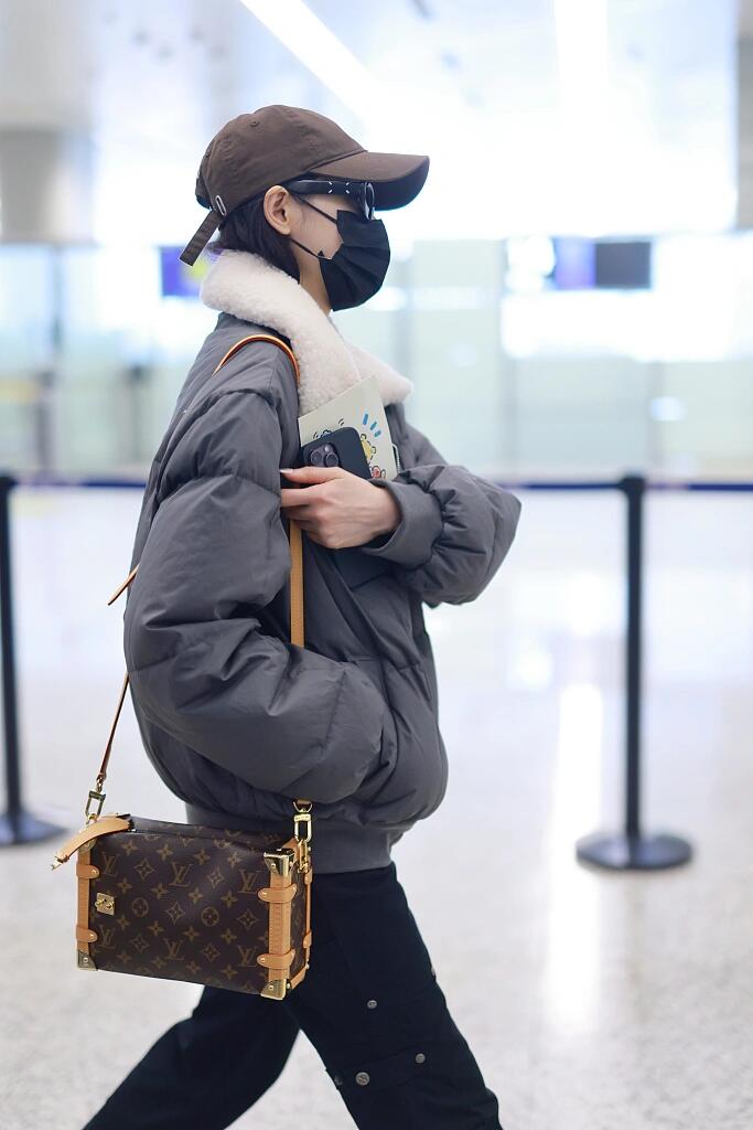 张天爱利落保暖时尚