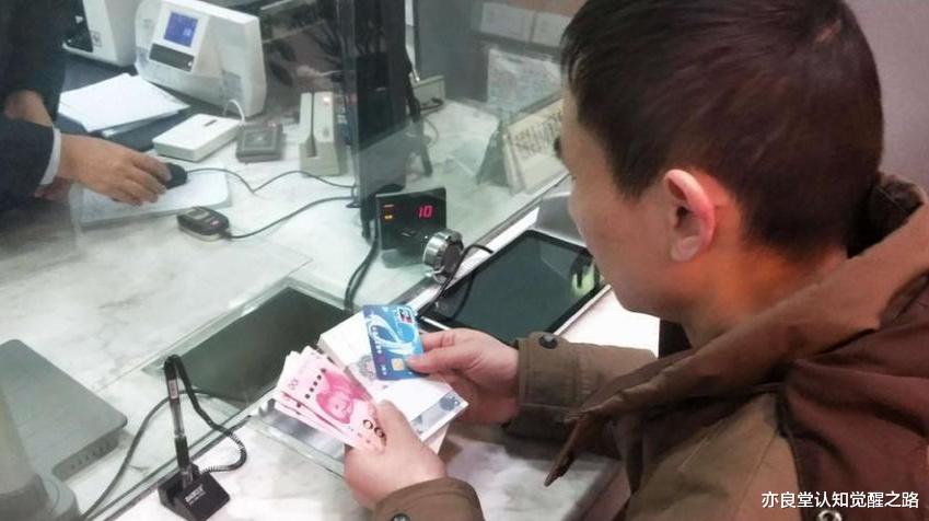 发现一个怪象: 越穷的父母, 越在乎孩子是否打钱回家;越富的父母, 却只在乎孩子是否有所积累