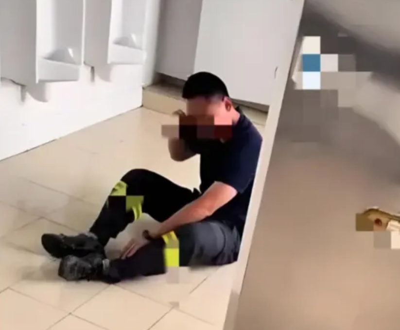 没理我就讹！北京一餐厅正在装修，里面狼藉一片，这时进来一个男子，以尿急为由借厕所