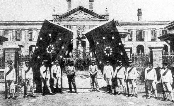 为什么武昌起义后清政府迅速土崩瓦解了？

这事不能光看武昌起义，更早其实可以追溯