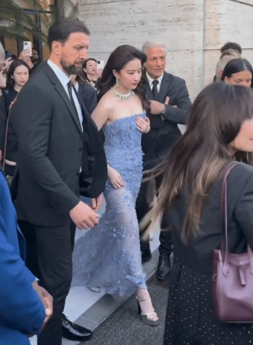 想不明白，
捂着胸部却不顾屁股，
这衣服怎么看怎么尴尬😳