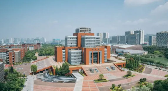 家长们注意啦！今天来唠唠几所低调却实力超强的大学。别光瞅着那些名校，有些大学专业