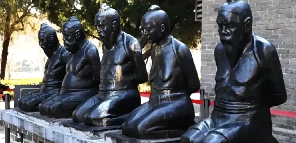 正义不会迟到！岳飞观“失踪”一年多的“秦桧跪像”物归原处，老老实实地跪在岳飞面前