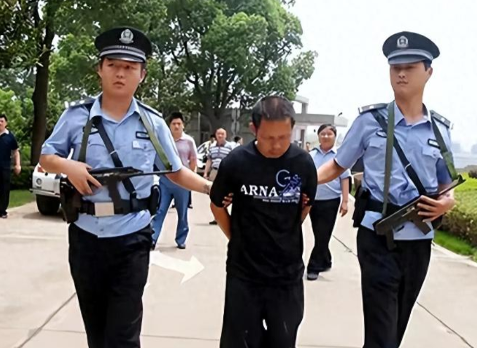 2002年湖南一少年在矿山上出现了意外，经过鉴定需要赔偿工伤治疗费用30万，但是