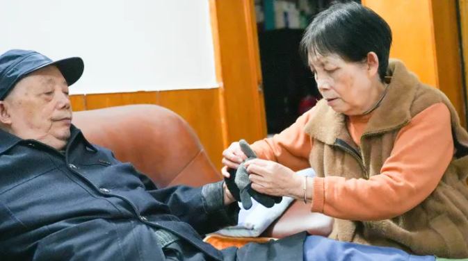 七年无微不至照顾患病弟弟她用行动诠释孝爱家风
