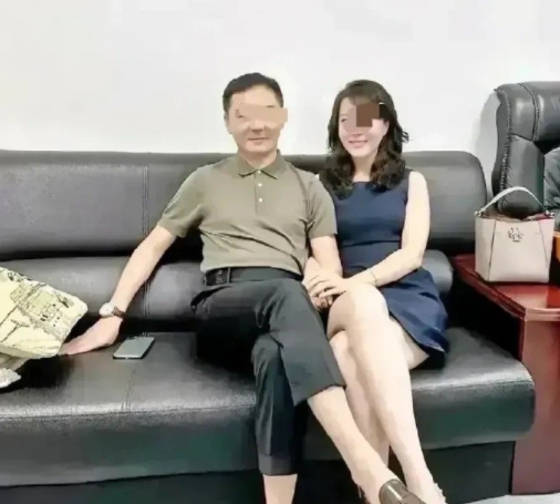 重庆燃气集团车老总和太太的着装很时尚，有人说这位太太就是去年闹的沸沸扬扬的成都春