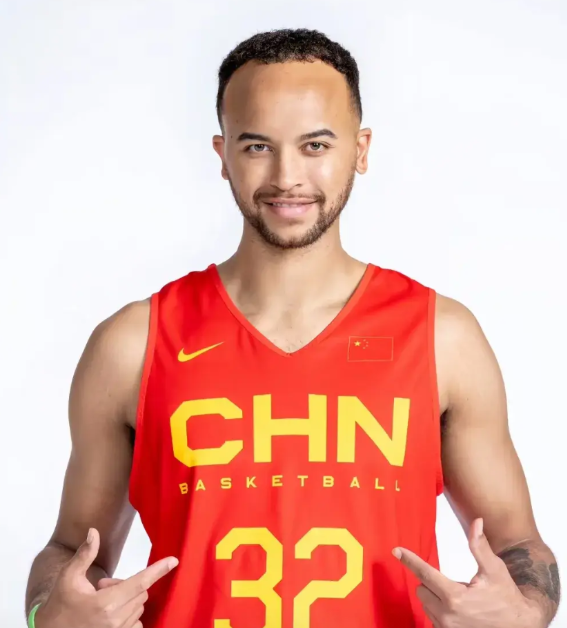 看看中国男篮主力球员李凯尔在NBA的薪水，绝对会颠覆很多人的认知！
①李凯尔，1