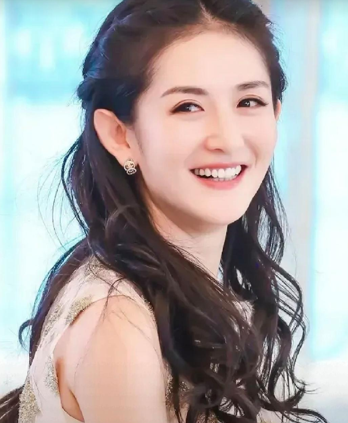 杨迪问谢娜:“两个女儿有吵架的时候吗？”谢娜说:“有啊，经常吵！”杨迪好奇:“你