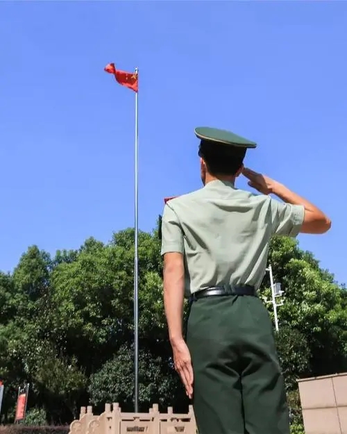 朋友给我介绍了个军人，在部队9年了，每个月收入8000元，我们聊了半年，他说，准