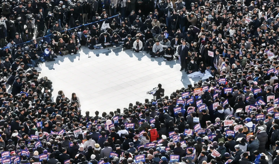 彻底坐不住了！韩国执政党面对民众铺天盖地的大规模抗议、要求尹锡悦下台再次表态，执