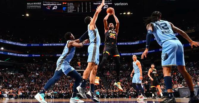 NBA常规赛太阳vs灰熊，第三节杜兰特得26分，生涯常规赛总得分破30000。赛