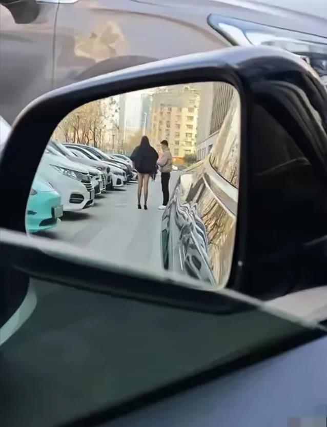 兄弟们，开车的时候一定要多看后视镜！