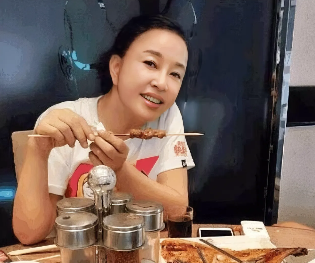 我就佩服她旺盛的精力。年轻人做的，她都去尝试一下，不论是运动、旅游，还是美食，她