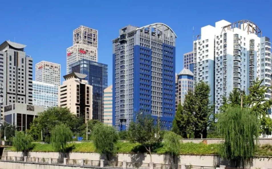 男子去世，未给家人留下遗产，却留下20万元的银行贷款。家人应该帮他还款吗？

（