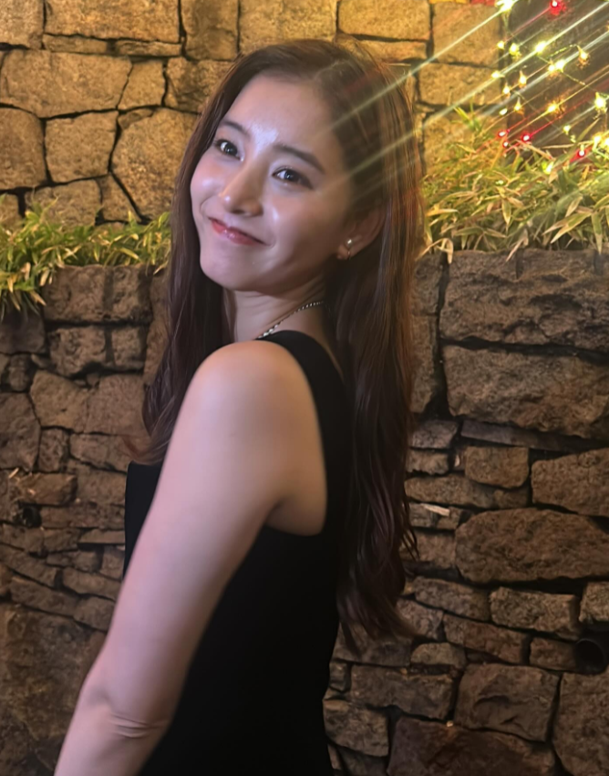 她在日本女演员里面颜值算是顶级水平，拍过很多出名电影，就连在中国的知名度也非常高