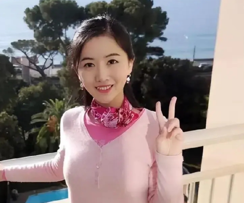 翟欣欣玩过的4任老公都有哪些特点：

1，都是相识于相亲平台。没有共同的朋友圈，