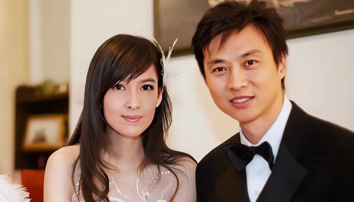 她出生于香港，是名遗腹子，父亲在她出生前就因心脏病意外去世，母亲不顾44岁的高龄