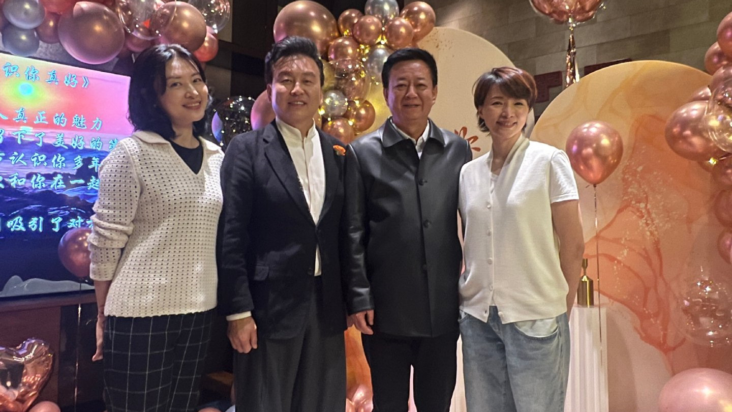 央视名嘴重聚，董卿短发知性优雅，朱军略显老态，周涛风采依旧