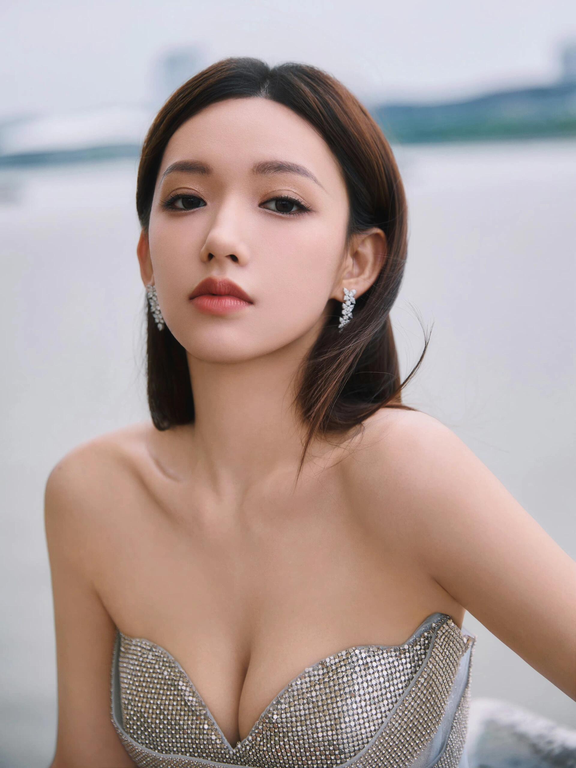 程潇银色抹胸裙亮相鹅剧派对
