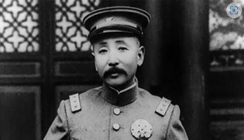 张作霖年轻时的命运充满了波折和挑战。作为一个有赌博习惯的少年，他一度因沉迷赌博而