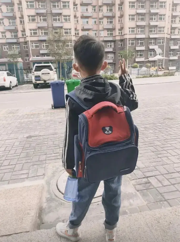 我真是后悔。我的儿子是个超雄，当年检查的时候，医生早就提醒过我们。但那时我和老公