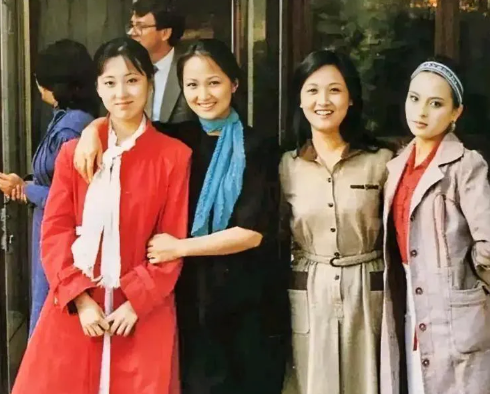 没有美颜相机的年代，清纯是装不出来的。认出他她们是谁了吗？