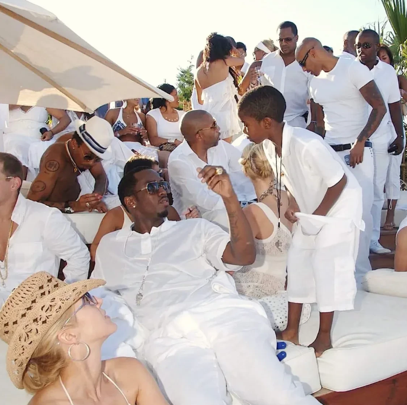 这张吹牛老爹和其他人在“Diddy White Party”上的照片重新出现，原