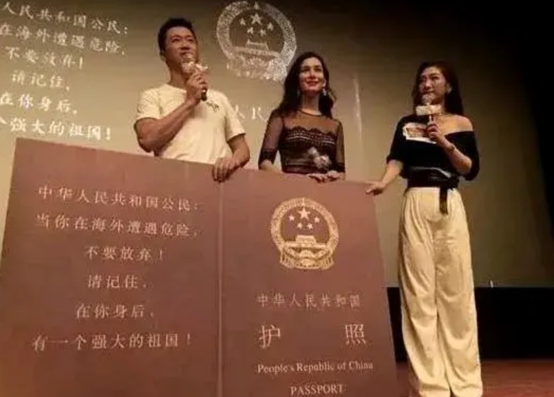 著名艺人吴京近来在网上被很多网友嘲讽批评，究竟他做错了什么？
       近期