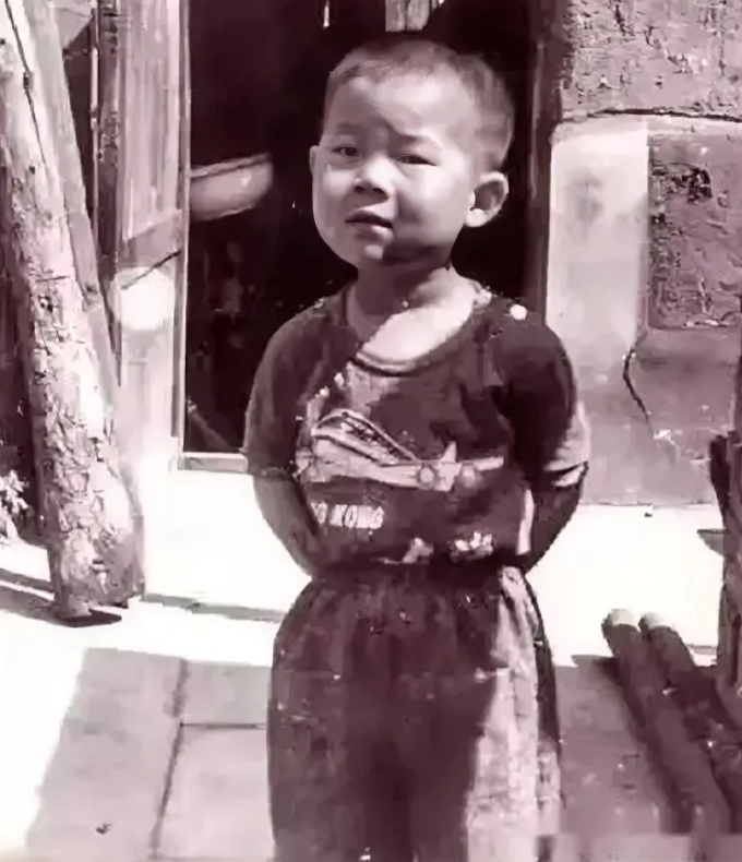 能认出照片中这个小孩是谁吗？
这小孩现在可不是一般人了！