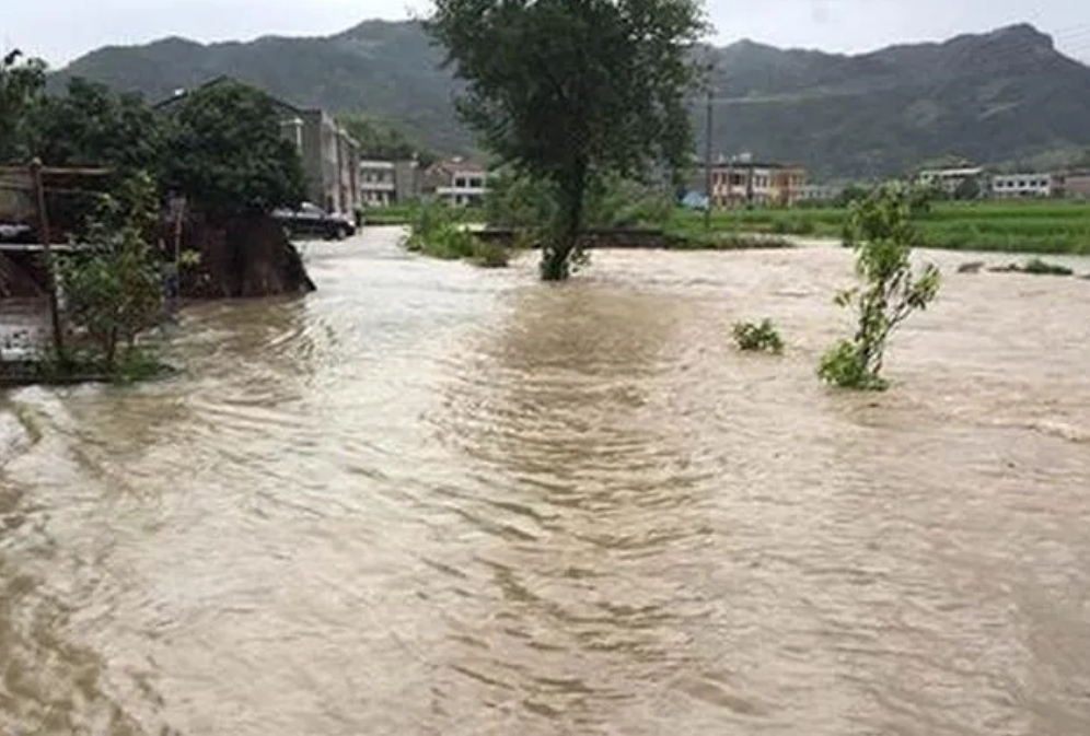 实拍湖南平江洪水内涝，洪水漫过街道，汽车被冲走。由于洪水持续上涨，部分地区停水停