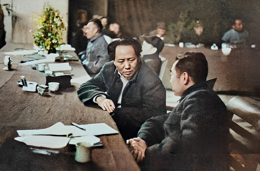 1945年， 毛泽东和周恩来、刘少奇、朱德在七大主席台上