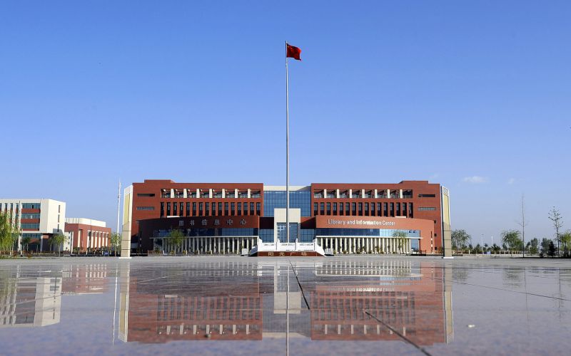 学院和学校哪个好？