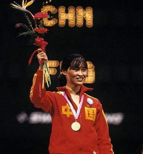亚洲第一剑栾菊杰，在1984年的洛杉矶奥运会上，拿到了击剑冠军，一转身，她就改了