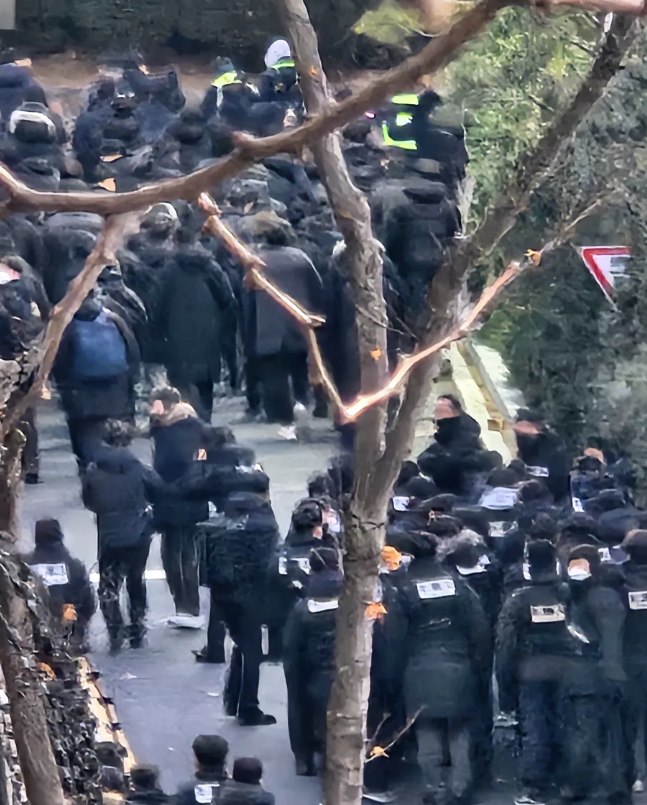 爆发冲突！韩国警方受阻！
目前韩国警方和公调处已经抵达总统府官邸，他们为了顺利进