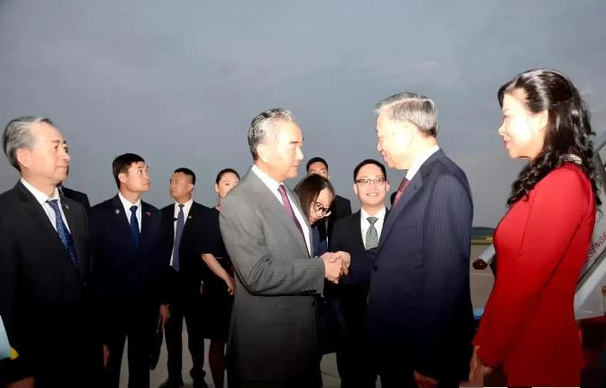 越南主席苏林抵达北京后，罕见获高规格接待，外交部长王毅亲自接机，这也创近年来的最