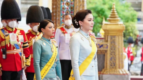 泰国王室为太后92岁生日祈福，王后苏提达状态极佳似冻龄，公主无意抢风头！

当地
