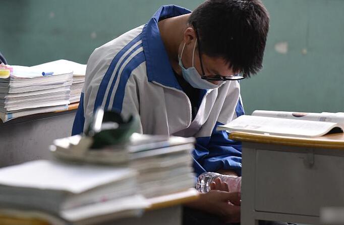 不要总觉得儿子不听话、不懂事，更不要总是对儿子发脾气。其实男孩听不见父母说话，不
