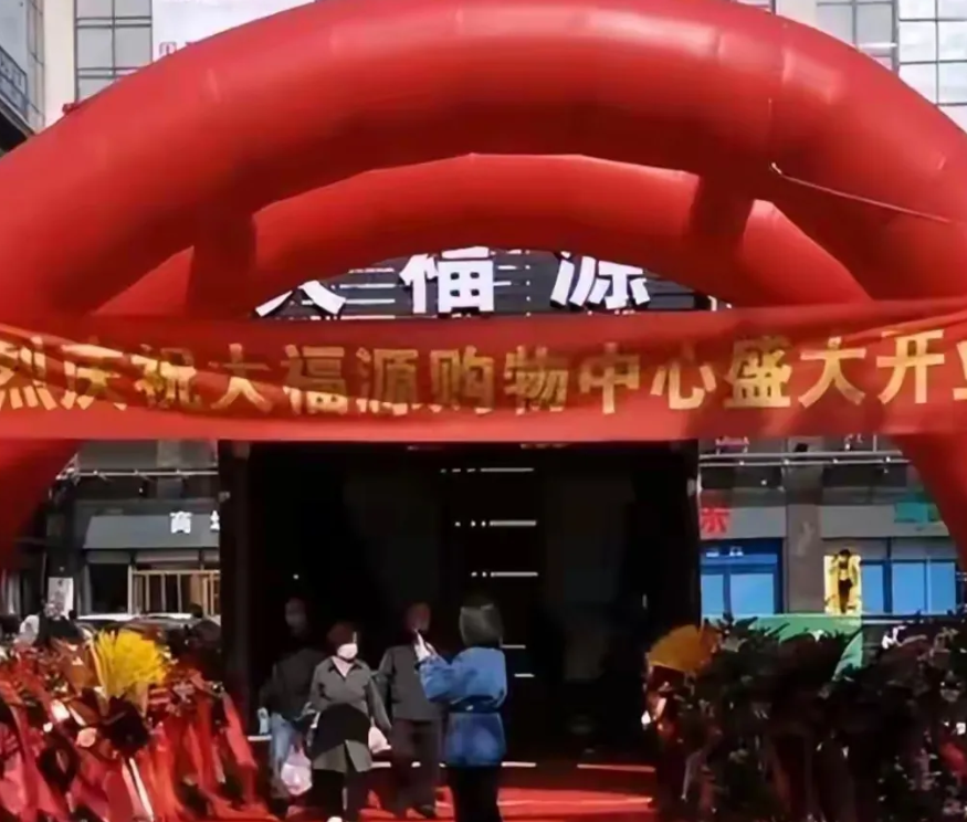 内蒙古锡林浩特，女子在黄金地段开了家大超市生意火爆。不料，丈夫病重分身乏术，无奈